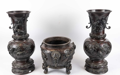 JAPON, époque Meiji, Garniture de cheminée en bronze patiné comprenant deux vases balustres et une...