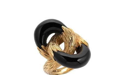Kutchinsky - An 18ct gold onyx ring