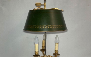 LAMPE BOUILLOTTE en bronze à trois bras de lumière, l'abat-jour réglable en tôle laquée verte...