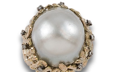 LARGE MABE PEARL AND DIAMONDS RING, IN YELLOW GOLD