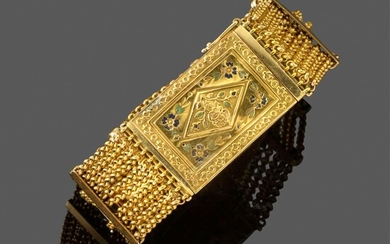 Large bracelet, XIXe siècle. En or jaune 18k, formé de dix chaînes retenues par six...