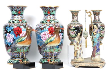 Lot (7) cloisonné chinois avec deux paires de vases, une double sculpture (deux femmes) et...
