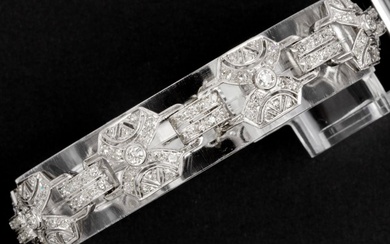 Magnifique bracelet Art Déco en platine avec des maillons typiques sertis d'environ 3,50 carats de...