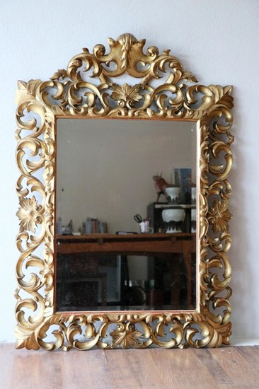 Miroir moderne dans un encadrement en bois sculpté…
