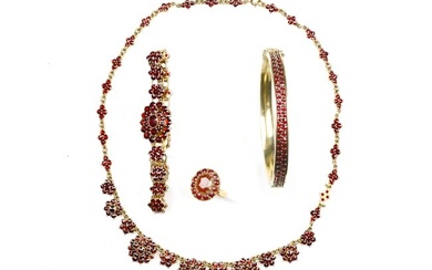 Mixed lot: 4 pieces of garnet jewellery