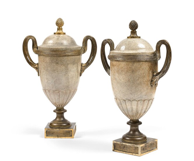 Paire de vases couverts en granit de colgon et monture en bronze ciselé et doré,...