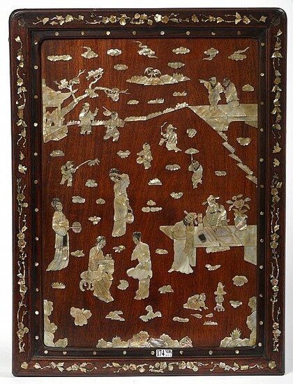 Panneau décoratif rectangulaire en bois de rose incrusté de nacre à décor de "Personnages". Travail chinois. Epoque: vers 1900. (Petits *). Dim.:+/-58,5x43,5cm.