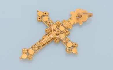 Pendant Champagne Cross, in yellow gold (750 thousandths) punctuated with four-sided motifs stylizing the grape, in front of Christ on the cross, on the back the Virgin in prayer.