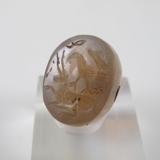 Perle-sceau ellipsoïde en calcédoine sculptée... - Lot 274 - Vermot et Associés