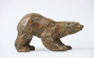 Pierre CHENET (XXe siècle), Ours polaire en bronze signé au-dessous. Longueur : 29 cm.