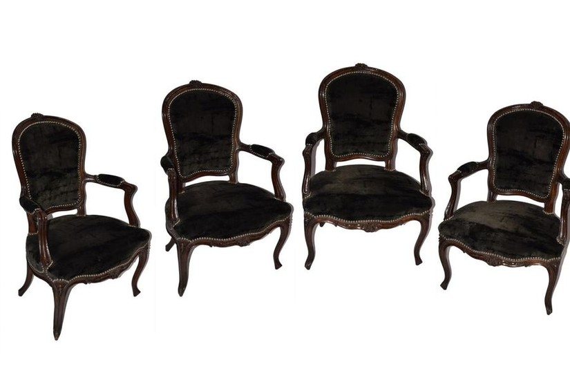 Quatre fauteuils cabriolets en bois naturel de style...