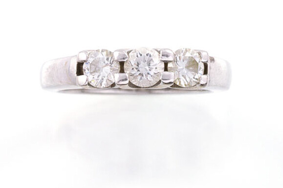 RING in 18K white gold decorated with three diamonds of...