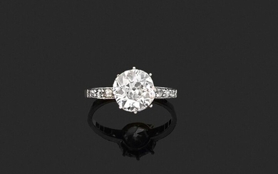 RING in 750 thousandths yellow gold and 850 thousandths platinum, decorated with an antique cushion diamond between two lines of rose-cut diamonds. Finger size: 58.5. Gross weight: 3.1 g. Presumed weight of the diamond: approximately 2.58 ct...