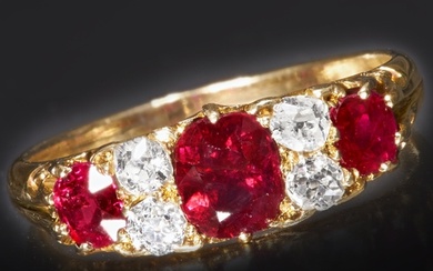 RUBY AND DIAMOND 5-STONE RING 18 ct. gold. Vibrant rubies t...