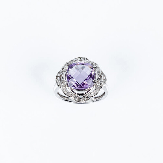 Ring in white gold with faceted quadrangular amethyst, in...