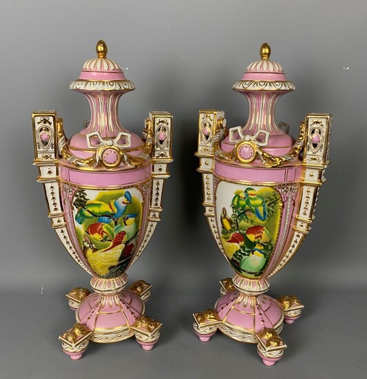 SEVRES- Paire de vases couverts en porcelaine polychrome à décors d'oiseaux exotiques (une restauration à...