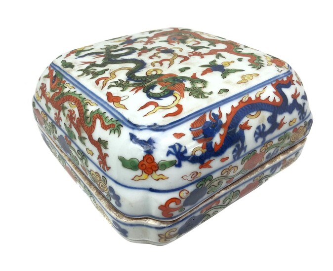 Scatola in porcellana “wucai” con decorazione di draghi, Cina XX secolo. Cm...