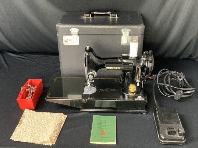 Singer Featherweight Sewing Machine Model #221-1