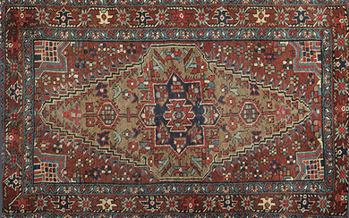 Small antique Turkish carpet, sivas, with stylized geometric decoration and brown field. Size: 135x86 cm. Exit: 100uros. (16.639 Ptas.)