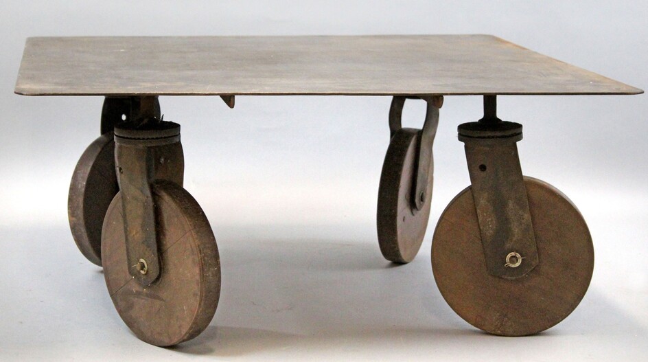 Tavolo basso in ferro, con quattro ruote, cm 40x90x90, XX secolo