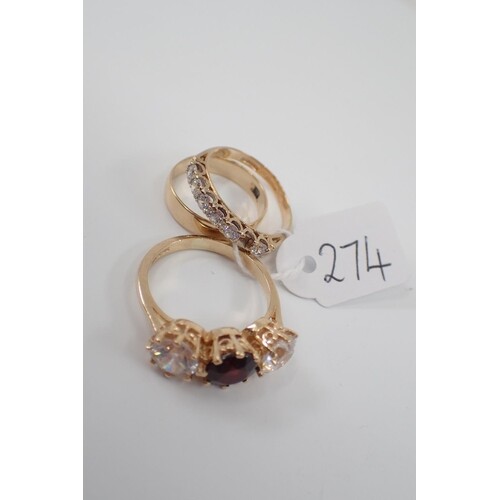 Three gold dress rings approx. 7.5 grams