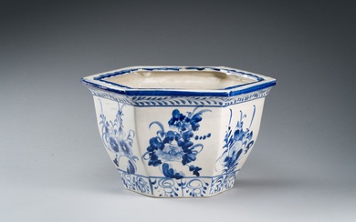 Travail asiatique - Vietnam, Cache-pot en porcelaine de forme octogonale A décor en camaïeu bleu...