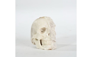 VANITE en os représentant un portrait d’homme sur la moitié d’une face et un crâne...