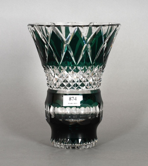 Val Saint-Lambert Vase en cristal doublé et taillé vert. Hauteur : 25 cm.