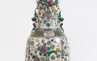 Vase en porcelaine à décor émaillée polychrome dans le goût de la famille rose à...