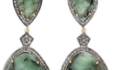 Vergulde sterling zilveren oorbellen bezet met smaragd en diamant.