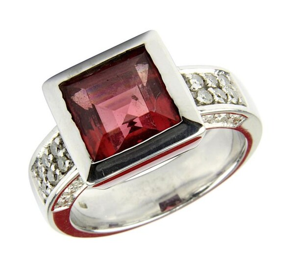 White gold ring with tourmaline and diamonds, rhodium-plated white gold ring band, hallmarked 585, with square ring head, in it in box setting brown-pink tourmaline, ring head 1.1 x 1.1 cm, on band next to head 24 brilliant-cut diamonds, total 0.324...