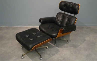 (-), plywood design fauteuil en ottomaan met zwartlederen...