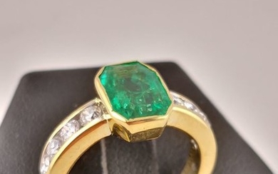18 kt. Yellow gold - Ring - 2.50 ct Emerald - Diamonds