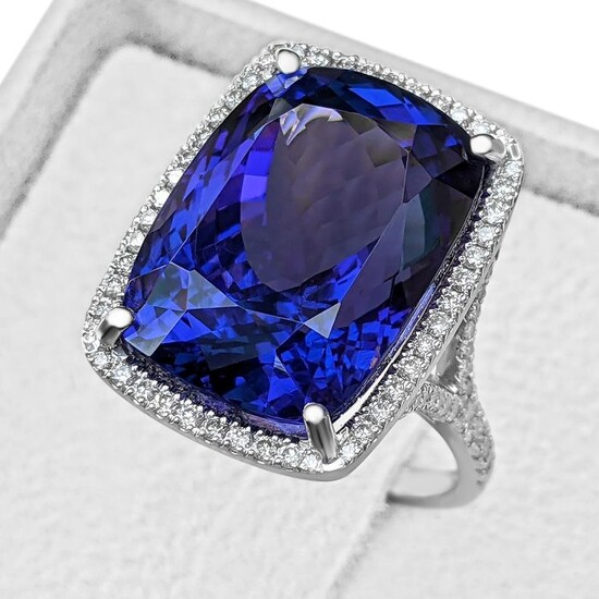 29.35 Carat Violetish Blue Tanzanite And 0.85 Ct Diamonds - 18 kt. White gold - Ring