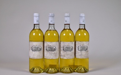 4 bouteilles, Bordeaux Blanc, Pavillon Blanc du Château Margaux, 1980 (3) et un millésime illisible...
