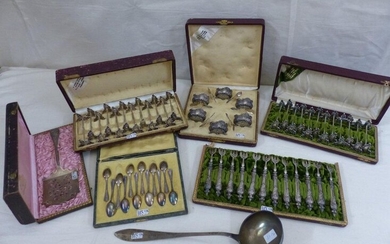 6 boxes and a silver ladle containing knife holders, forks, salt shakers etc. Total weight: +/- 950 grs.