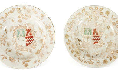 75 Japon : Une paire d'assiettes en porcelaine à décors polychromes d'armoiries, formées d'un écu...