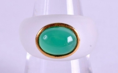 A CHINESE CRYSTAL GOLD AND JADE RING.