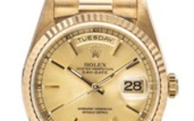 ROLEX | A YELLOW GOLD AUTOMATIC CENTER SECONDS WRISTWATCH WITH DAY DATE AND BRACELET REF 18238 CASE W810334 DAY-DATE CIRCA 1994
