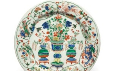 A FAMILLE VERTE DISH, KANGXI SIX-CHARACTER MARK IN UNDERGLAZE BLUE WITHIN A DOUBLE CIRCLE AND OF THE PERIOD (1662-1722)