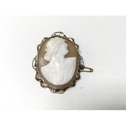 A 9ct gold mounted cameo brooch.