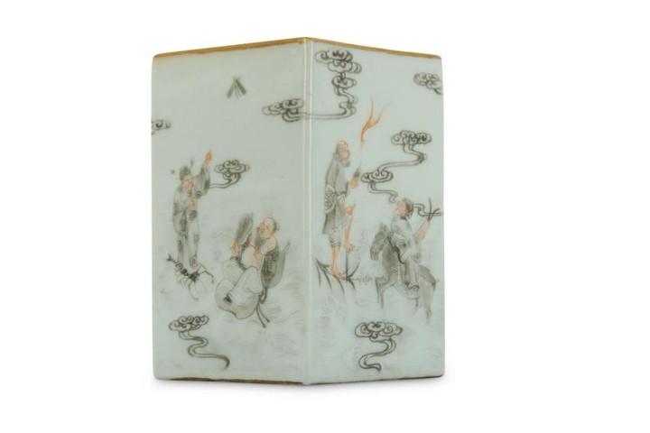 A CHINESE EN-GRISAILLE DECORATED 'EIGHT IMMORTALS'