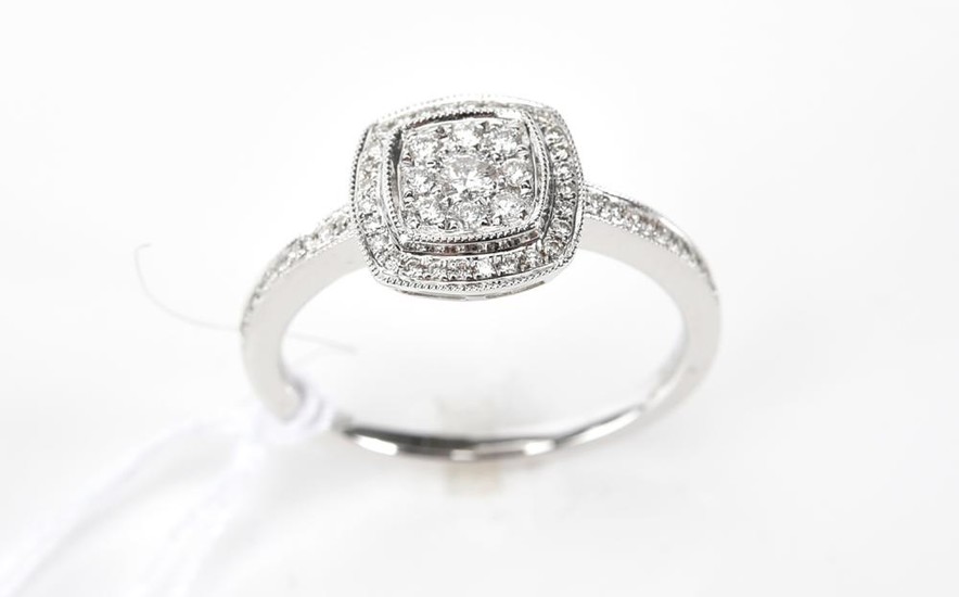 A DIAMOND CLUSTER RING IN 18CT WHITE GOLD