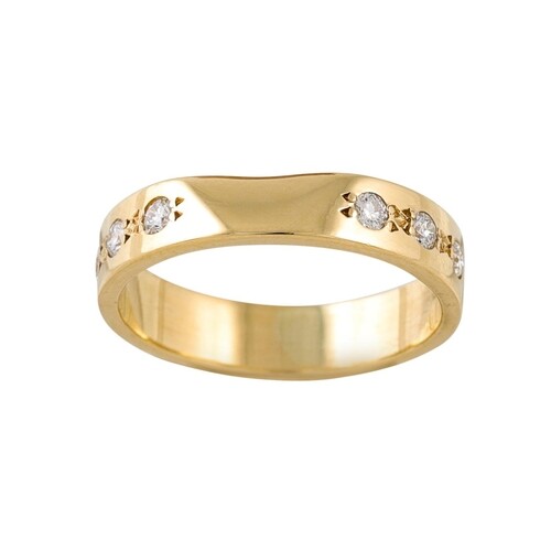 A DIAMOND SIX STONE RING, mounted in 18ct gold, size I - J