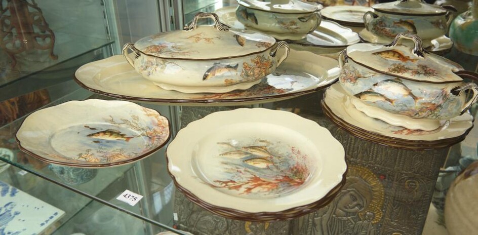A DOULTON FISH DINNER SERVICE
