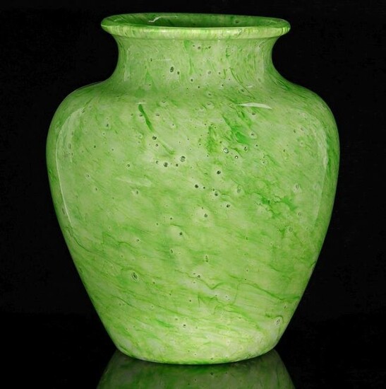 A GOOD STEUBEN GREEN CLUTHRA ART GLASS VASE