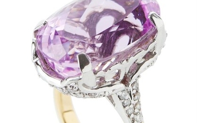 A KUNZITE AND DIAMOND COCKTAIL RING IN TWO TONE 18CT GOLD, CENTRALLY SET WITH AN OVAL CUT KUNZITE OF 25.88CTS, WITHIN DIAMOND SET SH...