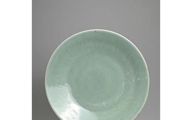 A LARGE CHINESE CELADON GLAZED PORCELAIN DISH, EARLY 19TH CE...