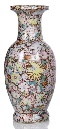 A LARGE FAMILY ROSE MILLE-FLEUR PORCELAIN VASE, China, iron-red Qianlong seal mark, 19th ct. - h. 57,3 cm