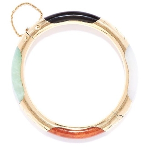A MULTICOLOUR JADE BANGLE in 14ct yellow gold, set with